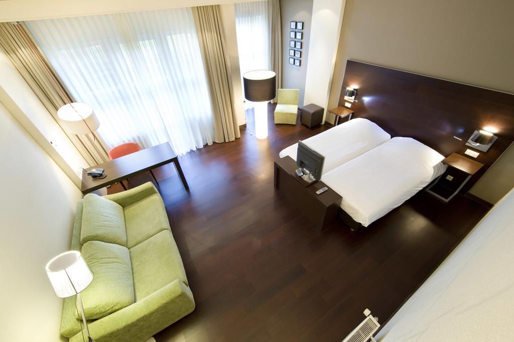 Hotel Golden Tulip Ampt 4*